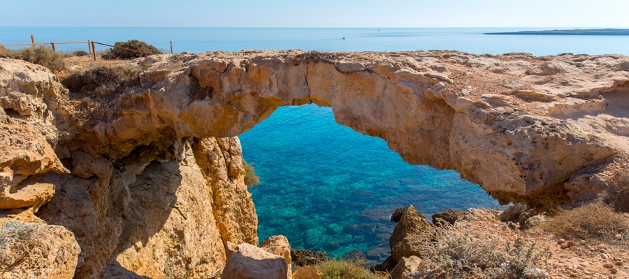 Geradliniger Wanderweg zwischen den Meeresgrotten und der Kapelle der Agioi Anargyroi - Bezirk Ammochostos (Famagusta), Kap-Greco-Nationalpark image