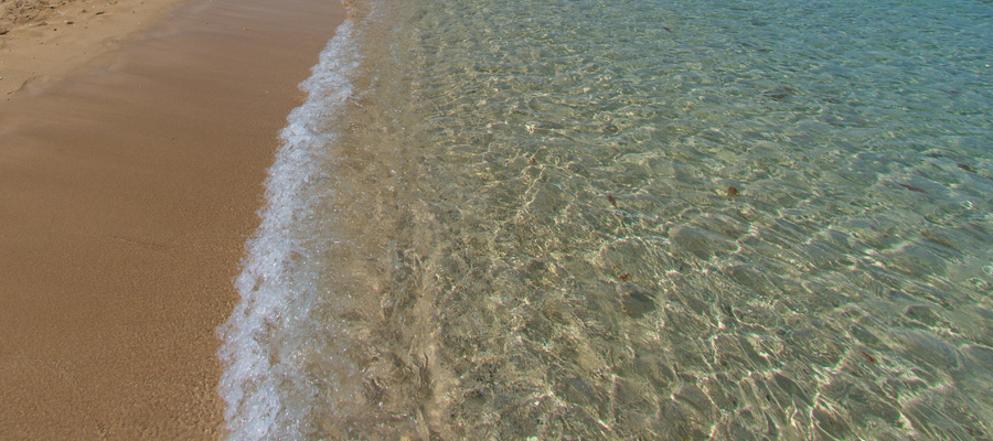 Strahlender Sonnenschein und tiefblaues Meer image