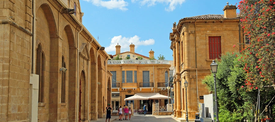 Discover the old Lefkosia (Nicosia) and its walls image